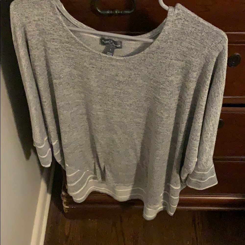 Grey 3 quarter sleeved top.